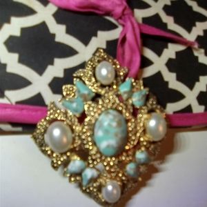 Vintage Sarah Coventry Robin's egg brooch